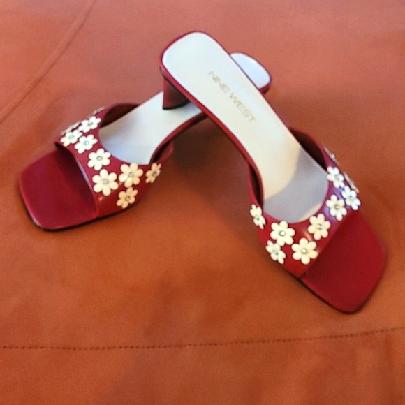 Red flower studded sandals - Picture 1 of 4